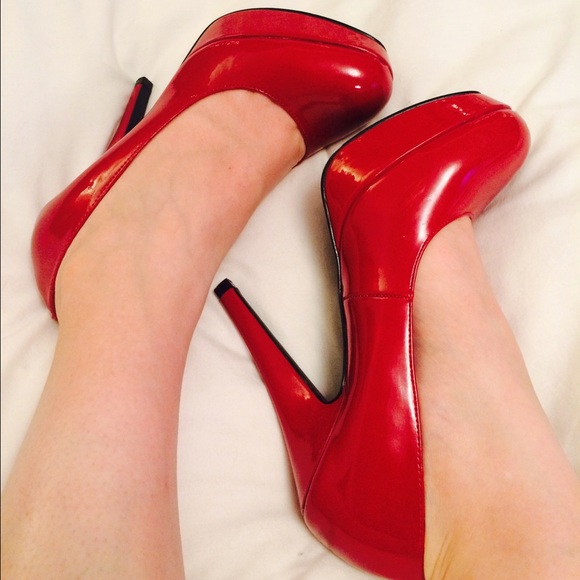 Red pumps by Guess