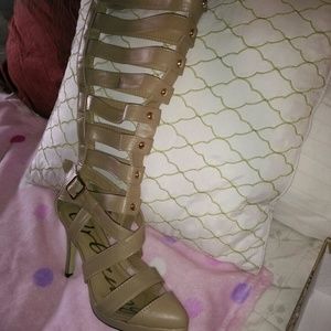 Tan Gladiator sandals closed toe for fall!🍁🍁