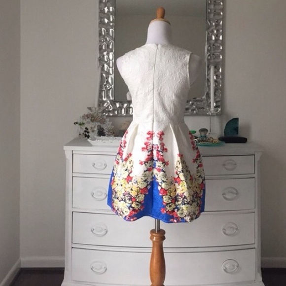 Gorgeous dress in white floral 💝👸 - Picture 2 of 4