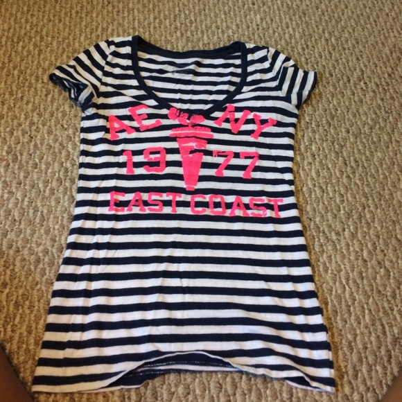 American eagle v neck