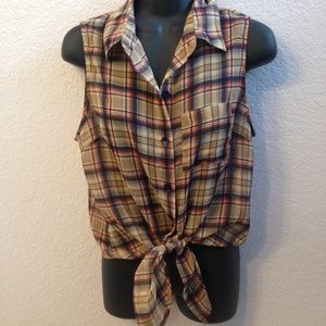 Plaid Sleevless Button-Up