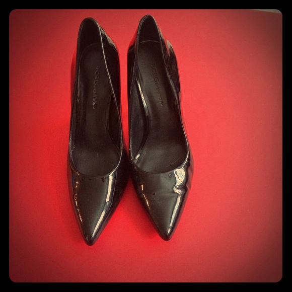 Black patent leather pumps