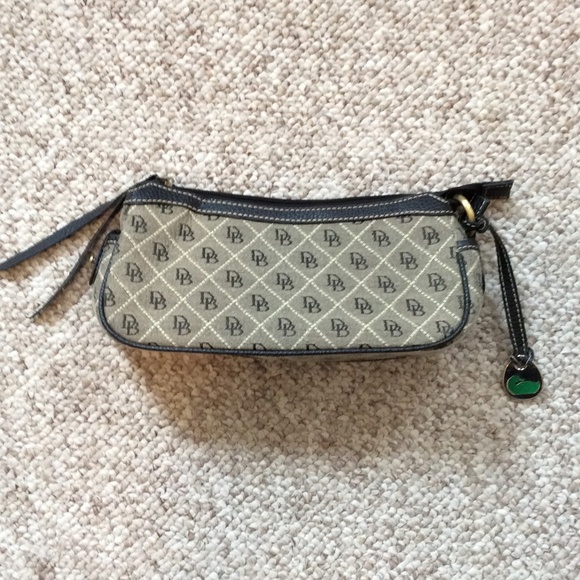 Dooney & Bourke Clutch Style Purse 🎉FINAL PRICE🎉