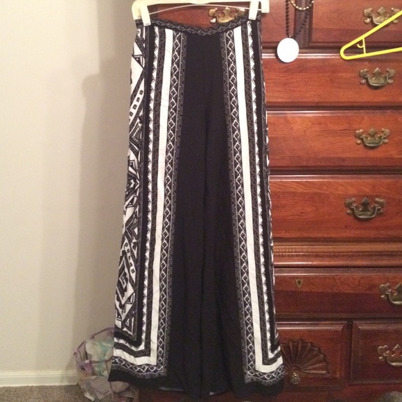 Forever 21 Pants - Flowy Aztec pants