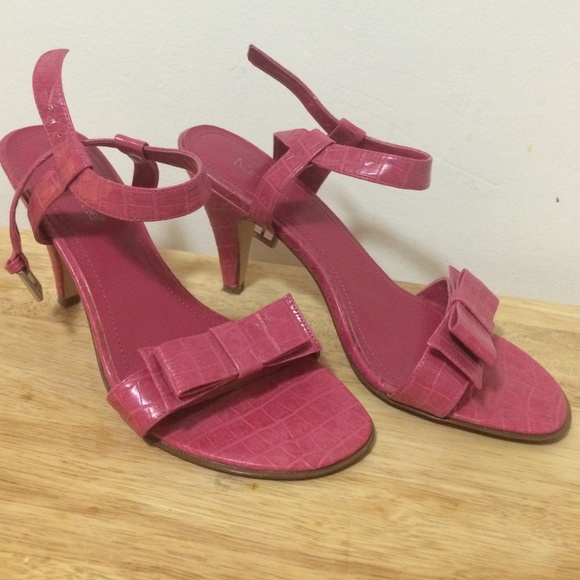 Hot pink sandals / heels with bow!