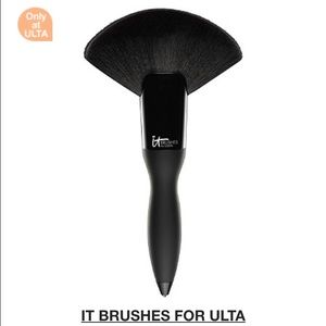 ItCosmetics Fan Brush
