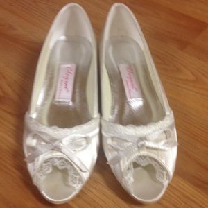 Ivory Bridal shoes. Never worn!