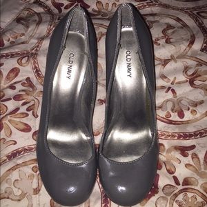 Old Navy grey patent leather heels sz 6