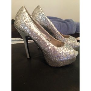 Silver sequin pumps 💎