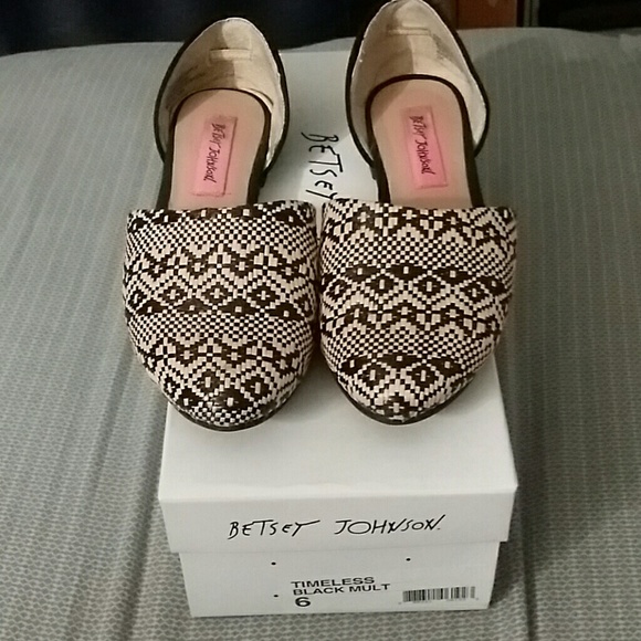 Betsey Johnson Flats