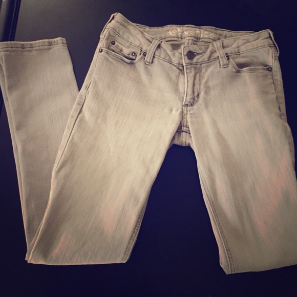 Grey skinny jeans.