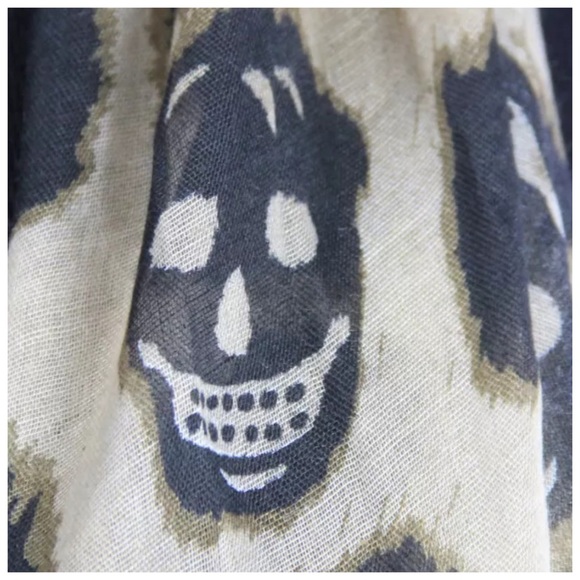 B58 Black & Taupe Skull Infinity Scarf - Picture 3 of 4