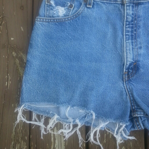 Levi Cut Off Shorts - Picture 2 of 4