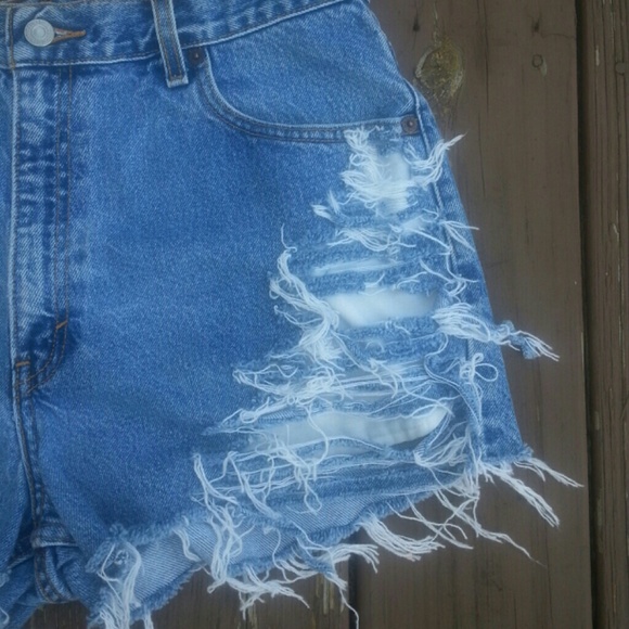 Levi Cut Off Shorts - Picture 3 of 4