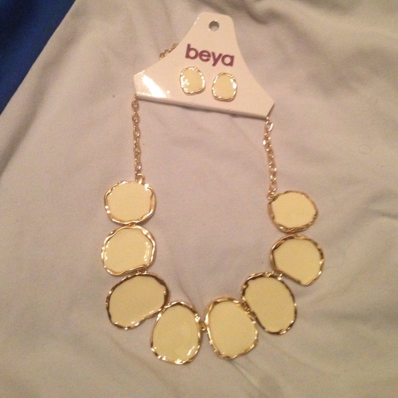 Statement necklace and earrings set