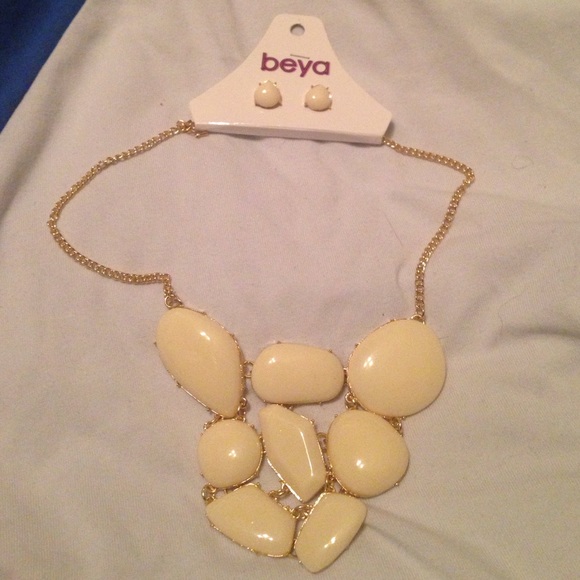 Oval stone necklace