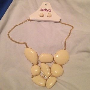 Oval stone necklace