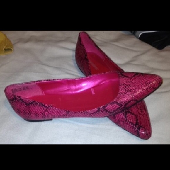 Fuchsia snake skin flats