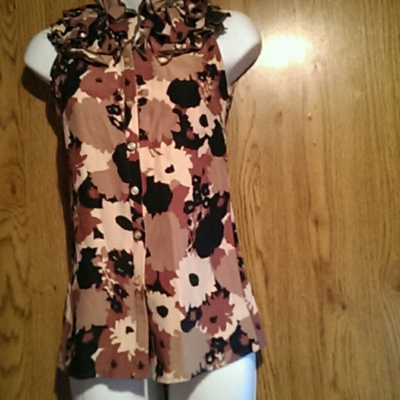 Sleeveless shirt, ruffled collar