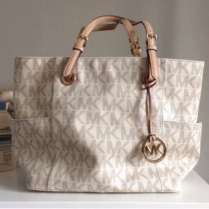Michael Kors White Handbag 🔫