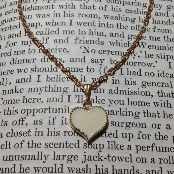 Cream Heart Necklace - Picture 2 of 4