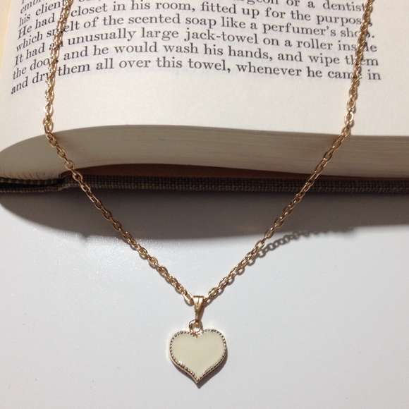 Cream Heart Necklace - Picture 3 of 4