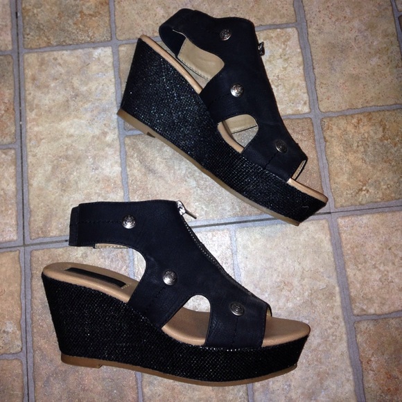 Black cut out wedges