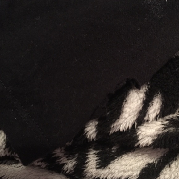 Grey rose tee shirt - Picture 3 of 4