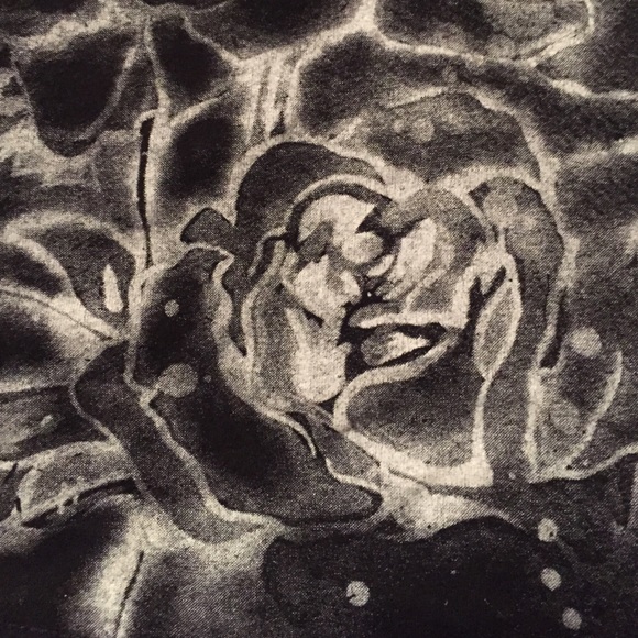 Grey rose tee shirt - Picture 4 of 4