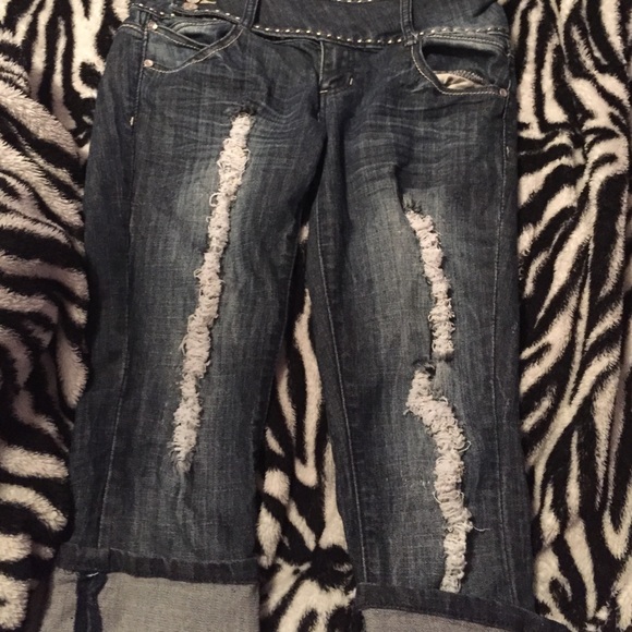 Distressed Capris 3 buttoned - Picture 1 of 4