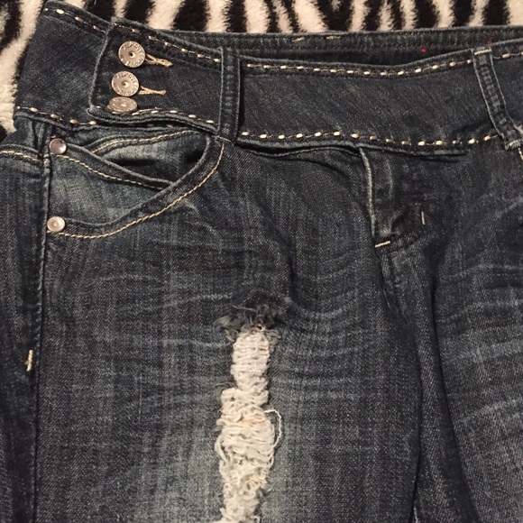 Distressed Capris 3 buttoned - Picture 2 of 4