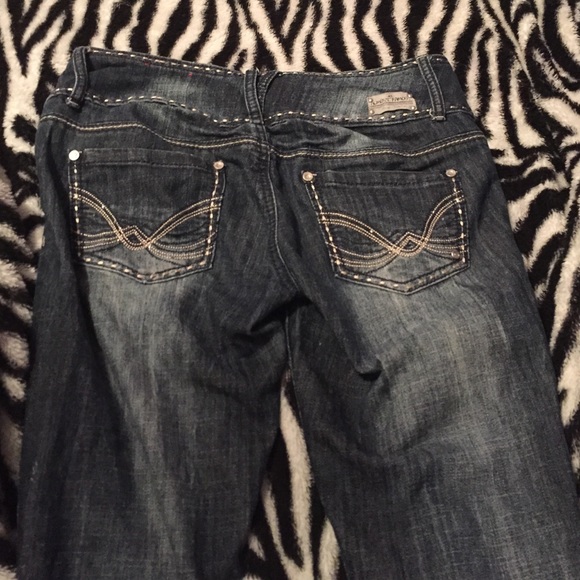 Distressed Capris 3 buttoned - Picture 3 of 4