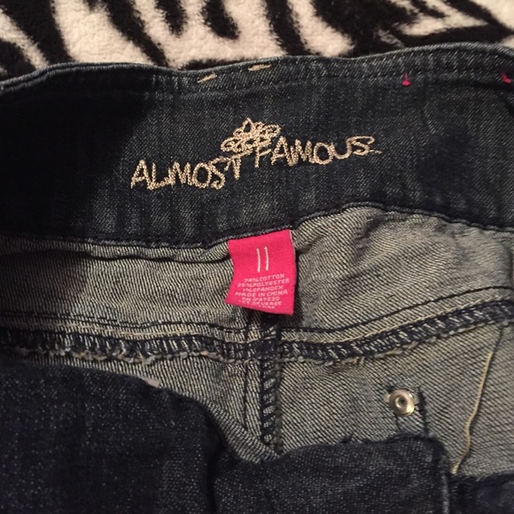 Distressed Capris 3 buttoned - Picture 4 of 4