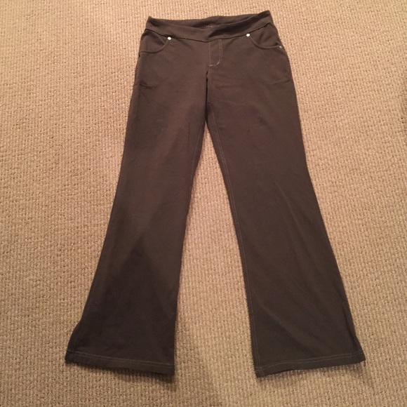 Athleta yoga style in olive w Jean detailing