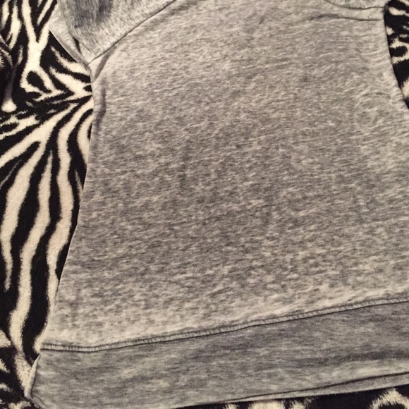 Long sleeved grey shirt - Picture 3 of 3