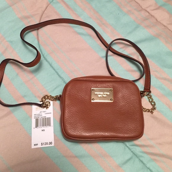 Michael Kors Handbags - 💯% Authentic Michael kors crossbody bag