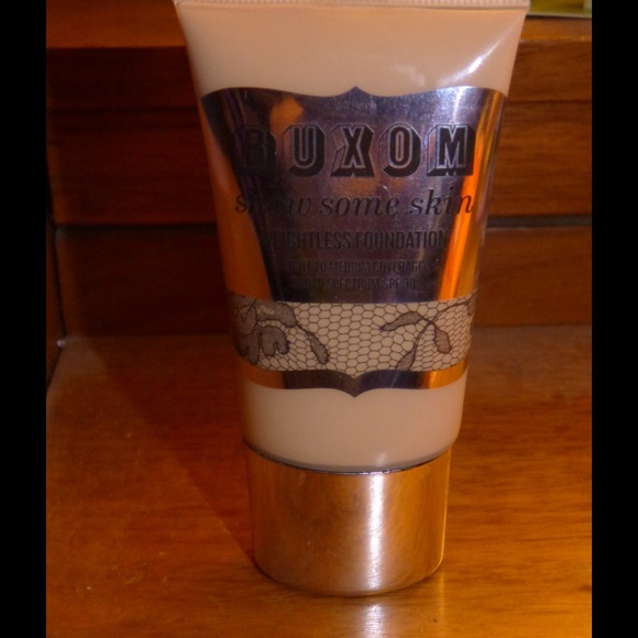 Buxom liquid Foundation Dim the Light