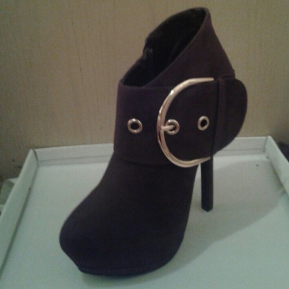 !!!NIB!!! Beautiful heels - Picture 2 of 4