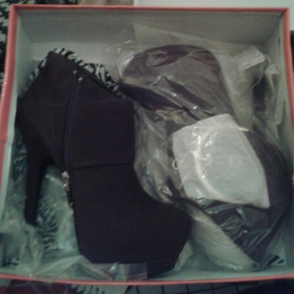 !!!NIB!!! Beautiful heels - Picture 3 of 4