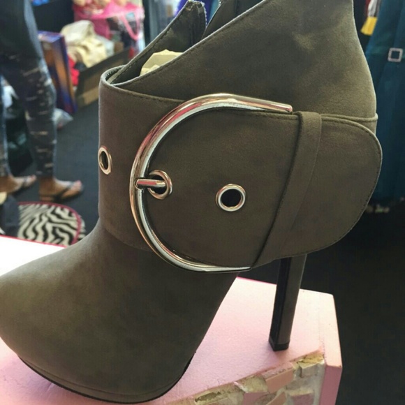 !!!NIB!!! Beautiful heels - Picture 4 of 4