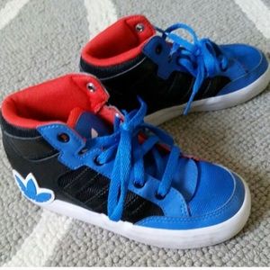 Bundle : blue Adidas and high top red converse.