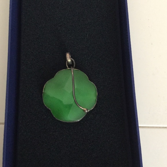 Jade flower pendant in silver