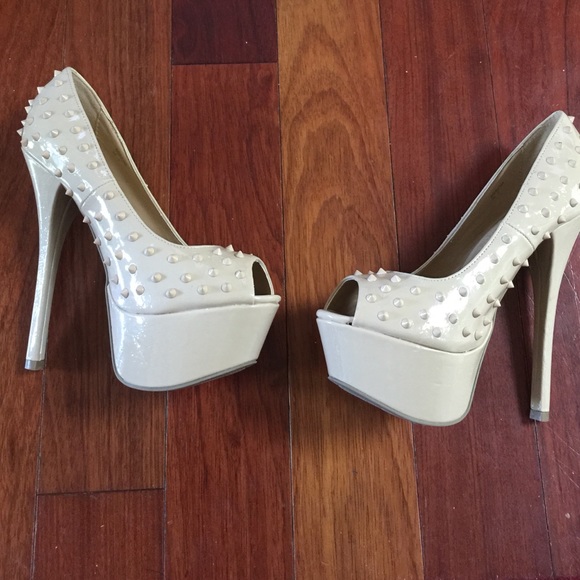 Nude stud heels - Picture 2 of 4