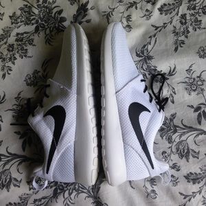 WHITE ROSHE RUN