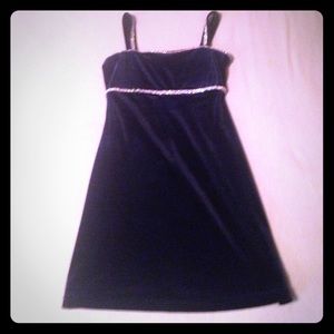 Short velvet texture formula dress.