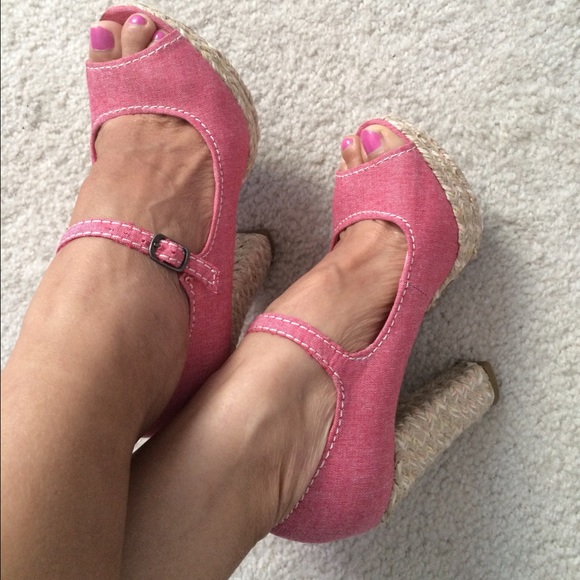 neat high heeled shoes sz 6