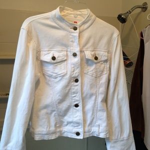 Kali wear white jacket