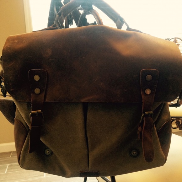 UNISEX LEATHER AND CLOTH COMPUTER/BOOK HOLDER
