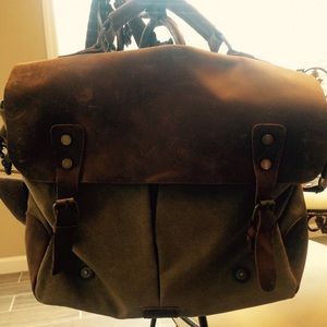 UNISEX LEATHER AND CLOTH COMPUTER/BOOK HOLDER