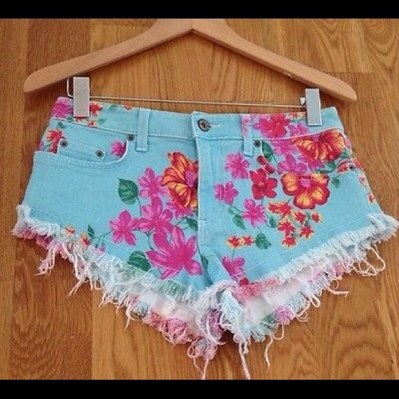 *SOLD* LF stores floral short shorts